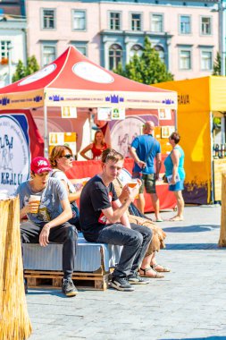 Brno, Çek Cumhuriyeti - 12.9.2020: İnsanlar Çek Cumhuriyeti 'nin Brno kentindeki bira kutlama festivalini ziyaret ediyorlar. Bira ve sokak pazarından lezzetli yiyecekler. Yaz partisi kutlaması.
