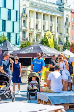 Brno, Çek Cumhuriyeti - 12.9.2020: İnsanlar Çek Cumhuriyeti 'nin Brno kentindeki bira kutlama festivalini ziyaret ediyorlar. Bira ve sokak pazarından lezzetli yiyecekler. Yaz partisi kutlaması.