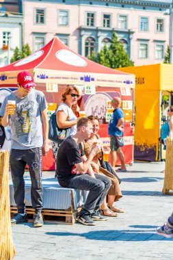 Brno, Çek Cumhuriyeti - 12.9.2020: İnsanlar Çek Cumhuriyeti 'nin Brno kentindeki bira kutlama festivalini ziyaret ediyorlar. Bira ve sokak pazarından lezzetli yiyecekler. Yaz partisi kutlaması.