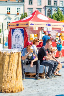 Brno, Çek Cumhuriyeti - 12.9.2020: İnsanlar Çek Cumhuriyeti 'nin Brno kentindeki bira kutlama festivalini ziyaret ediyorlar. Bira ve sokak pazarından lezzetli yiyecekler. Yaz partisi kutlaması.