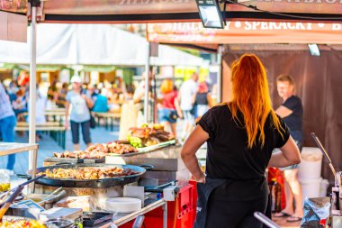 Brno, Çek Cumhuriyeti - 12.9.2020: İnsanlar Çek Cumhuriyeti 'nin Brno kentindeki bira kutlama festivalini ziyaret ediyorlar. Bira ve sokak pazarından lezzetli yiyecekler. Yaz partisi kutlaması.