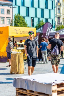 Brno, Çek Cumhuriyeti - 12.9.2020: İnsanlar Çek Cumhuriyeti 'nin Brno kentindeki bira kutlama festivalini ziyaret ediyorlar. Bira ve sokak pazarından lezzetli yiyecekler. Yaz partisi kutlaması.