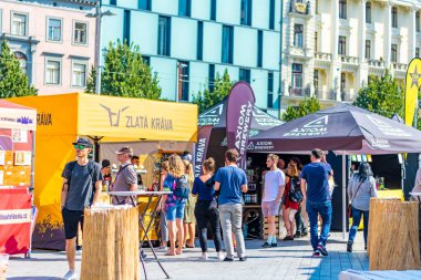 Brno, Çek Cumhuriyeti - 12.9.2020: İnsanlar Çek Cumhuriyeti 'nin Brno kentindeki bira kutlama festivalini ziyaret ediyorlar. Bira ve sokak pazarından lezzetli yiyecekler. Yaz partisi kutlaması.