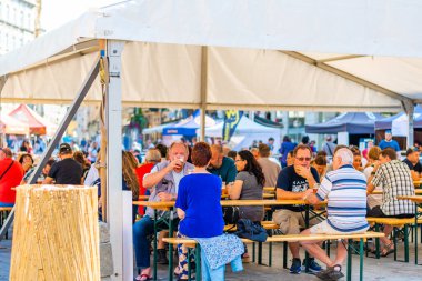 Brno, Çek Cumhuriyeti - 12.9.2020: İnsanlar Çek Cumhuriyeti 'nin Brno kentindeki bira kutlama festivalini ziyaret ediyorlar. Bira ve sokak pazarından lezzetli yiyecekler. Yaz partisi kutlaması.