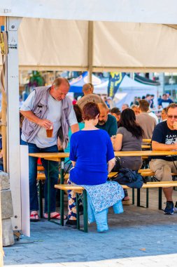 Brno, Çek Cumhuriyeti - 12.9.2020: İnsanlar Çek Cumhuriyeti 'nin Brno kentindeki bira kutlama festivalini ziyaret ediyorlar. Bira ve sokak pazarından lezzetli yiyecekler. Yaz partisi kutlaması.