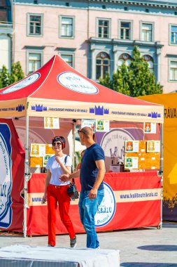 Brno, Çek Cumhuriyeti - 12.9.2020: İnsanlar Çek Cumhuriyeti 'nin Brno kentindeki bira kutlama festivalini ziyaret ediyorlar. Bira ve sokak pazarından lezzetli yiyecekler. Yaz partisi kutlaması.