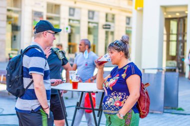 Brno, Çek Cumhuriyeti - 12.9.2020: İnsanlar Çek Cumhuriyeti 'nin Brno kentindeki bira kutlama festivalini ziyaret ediyorlar. Bira ve sokak pazarından lezzetli yiyecekler. Yaz partisi kutlaması.
