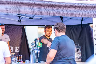 Brno, Çek Cumhuriyeti - 12.9.2020: İnsanlar Çek Cumhuriyeti 'nin Brno kentindeki bira kutlama festivalini ziyaret ediyorlar. Bira ve sokak pazarından lezzetli yiyecekler. Yaz partisi kutlaması.