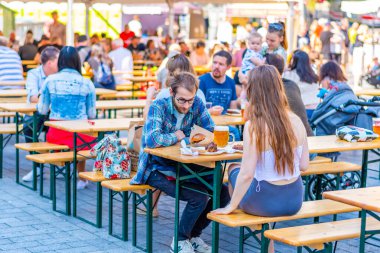 Brno, Çek Cumhuriyeti - 12.9.2020: İnsanlar Çek Cumhuriyeti 'nin Brno kentindeki bira kutlama festivalini ziyaret ediyorlar. Bira ve sokak pazarından lezzetli yiyecekler. Yaz partisi kutlaması.