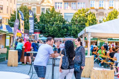 Brno, Çek Cumhuriyeti - 12.9.2020: İnsanlar Çek Cumhuriyeti 'nin Brno kentindeki bira kutlama festivalini ziyaret ediyorlar. Bira ve sokak pazarından lezzetli yiyecekler. Yaz partisi kutlaması.