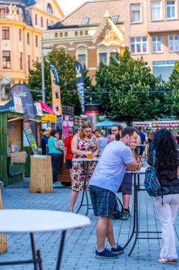 Brno, Çek Cumhuriyeti - 12.9.2020: İnsanlar Çek Cumhuriyeti 'nin Brno kentindeki bira kutlama festivalini ziyaret ediyorlar. Bira ve sokak pazarından lezzetli yiyecekler. Yaz partisi kutlaması.