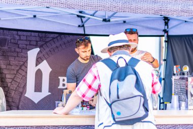 Brno, Çek Cumhuriyeti - 12.9.2020: İnsanlar Çek Cumhuriyeti 'nin Brno kentindeki bira kutlama festivalini ziyaret ediyorlar. Bira ve sokak pazarından lezzetli yiyecekler. Yaz partisi kutlaması.