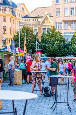 Brno, Çek Cumhuriyeti - 12.9.2020: İnsanlar Çek Cumhuriyeti 'nin Brno kentindeki bira kutlama festivalini ziyaret ediyorlar. Bira ve sokak pazarından lezzetli yiyecekler. Yaz partisi kutlaması.