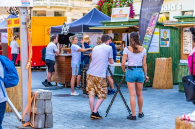 Brno, Çek Cumhuriyeti - 12.9.2020: İnsanlar Çek Cumhuriyeti 'nin Brno kentindeki bira kutlama festivalini ziyaret ediyorlar. Bira ve sokak pazarından lezzetli yiyecekler. Yaz partisi kutlaması.
