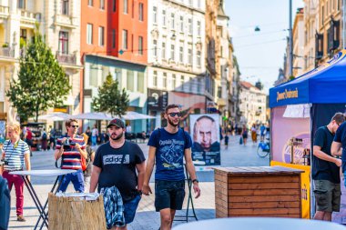 Brno, Çek Cumhuriyeti - 12.9.2020: İnsanlar Çek Cumhuriyeti 'nin Brno kentindeki bira kutlama festivalini ziyaret ediyorlar. Bira ve sokak pazarından lezzetli yiyecekler. Yaz partisi kutlaması.