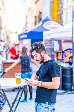 Brno, Çek Cumhuriyeti - 12.9.2020: İnsanlar Çek Cumhuriyeti 'nin Brno kentindeki bira kutlama festivalini ziyaret ediyorlar. Bira ve sokak pazarından lezzetli yiyecekler. Yaz partisi kutlaması.
