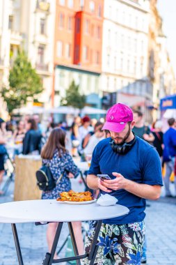 Brno, Çek Cumhuriyeti - 12.9.2020: İnsanlar Çek Cumhuriyeti 'nin Brno kentindeki bira kutlama festivalini ziyaret ediyorlar. Bira ve sokak pazarından lezzetli yiyecekler. Yaz partisi kutlaması.