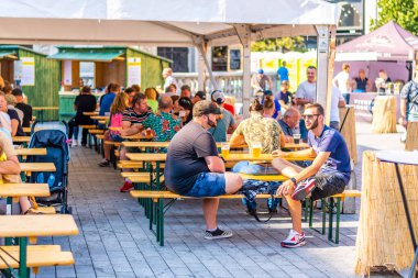 Brno, Çek Cumhuriyeti - 12.9.2020: İnsanlar Çek Cumhuriyeti 'nin Brno kentindeki bira kutlama festivalini ziyaret ediyorlar. Bira ve sokak pazarından lezzetli yiyecekler. Yaz partisi kutlaması.