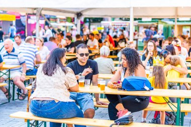Brno, Çek Cumhuriyeti - 12.9.2020: İnsanlar Çek Cumhuriyeti 'nin Brno kentindeki bira kutlama festivalini ziyaret ediyorlar. Bira ve sokak pazarından lezzetli yiyecekler. Yaz partisi kutlaması.