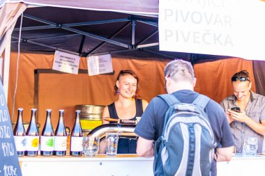 Brno, Çek Cumhuriyeti - 12.9.2020: İnsanlar Çek Cumhuriyeti 'nin Brno kentindeki bira kutlama festivalini ziyaret ediyorlar. Bira ve sokak pazarından lezzetli yiyecekler. Yaz partisi kutlaması.