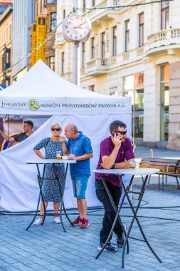 Brno, Çek Cumhuriyeti - 12.9.2020: İnsanlar Çek Cumhuriyeti 'nin Brno kentindeki bira kutlama festivalini ziyaret ediyorlar. Bira ve sokak pazarından lezzetli yiyecekler. Yaz partisi kutlaması.