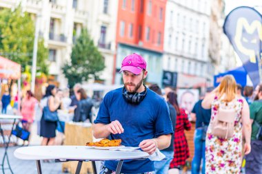 Brno, Çek Cumhuriyeti - 12.9.2020: İnsanlar Çek Cumhuriyeti 'nin Brno kentindeki bira kutlama festivalini ziyaret ediyorlar. Bira ve sokak pazarından lezzetli yiyecekler. Yaz partisi kutlaması.