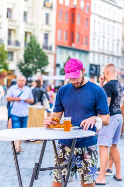 Brno, Çek Cumhuriyeti - 12.9.2020: İnsanlar Çek Cumhuriyeti 'nin Brno kentindeki bira kutlama festivalini ziyaret ediyorlar. Bira ve sokak pazarından lezzetli yiyecekler. Yaz partisi kutlaması.