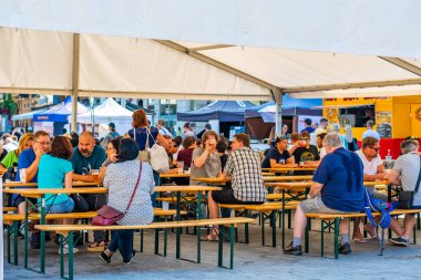 Brno, Çek Cumhuriyeti - 12.9.2020: İnsanlar Çek Cumhuriyeti 'nin Brno kentindeki bira kutlama festivalini ziyaret ediyorlar. Bira ve sokak pazarından lezzetli yiyecekler. Yaz partisi kutlaması.