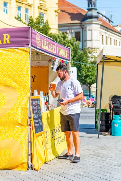 Brno, Çek Cumhuriyeti - 12.9.2020: İnsanlar Çek Cumhuriyeti 'nin Brno kentindeki bira kutlama festivalini ziyaret ediyorlar. Bira ve sokak pazarından lezzetli yiyecekler. Yaz partisi kutlaması.