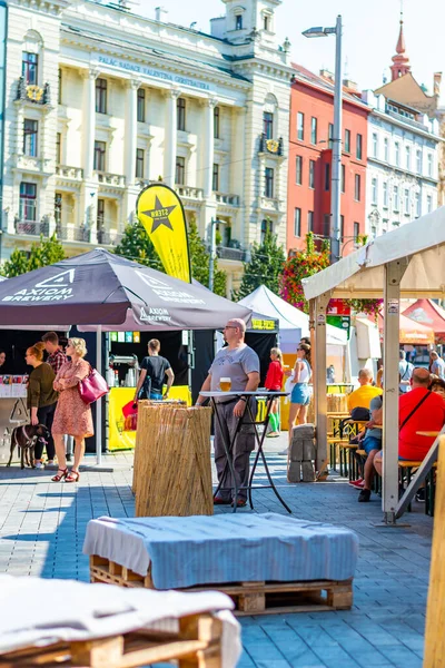 Czech Republic 2020年12月9日チェコ共和国のブルノでは ビール祭りが開催されています 通りの市場からいくつかのおいしい食べ物とビールを飲む 夏のパーティー — ストック写真