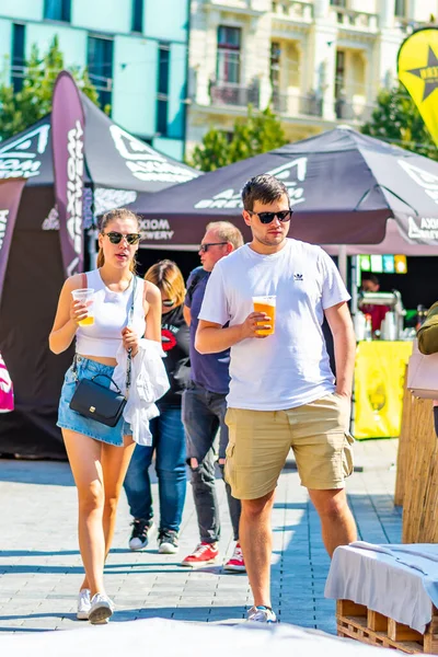 Brno, Çek Cumhuriyeti - 12.9.2020: İnsanlar Çek Cumhuriyeti 'nin Brno kentindeki bira kutlama festivalini ziyaret ediyorlar. Bira ve sokak pazarından lezzetli yiyecekler. Yaz partisi kutlaması.