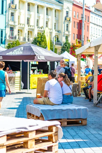 Czech Republic 2020年12月9日チェコ共和国のブルノでは ビール祭りが開催されています 通りの市場からいくつかのおいしい食べ物とビールを飲む 夏のパーティー — ストック写真