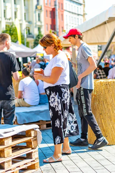 Brno, Çek Cumhuriyeti - 12.9.2020: İnsanlar Çek Cumhuriyeti 'nin Brno kentindeki bira kutlama festivalini ziyaret ediyorlar. Bira ve sokak pazarından lezzetli yiyecekler. Yaz partisi kutlaması.