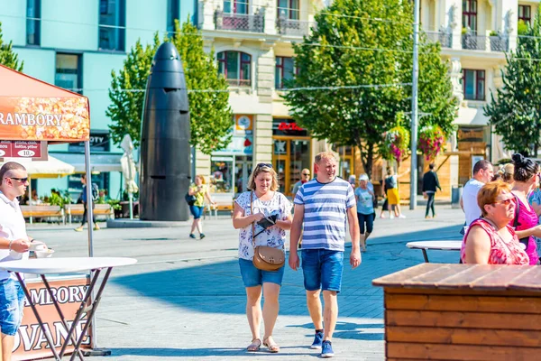 Brno, Çek Cumhuriyeti - 12.9.2020: İnsanlar Çek Cumhuriyeti 'nin Brno kentindeki bira kutlama festivalini ziyaret ediyorlar. Bira ve sokak pazarından lezzetli yiyecekler. Yaz partisi kutlaması.