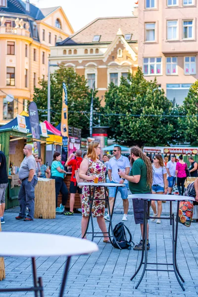 Brno, Çek Cumhuriyeti - 12.9.2020: İnsanlar Çek Cumhuriyeti 'nin Brno kentindeki bira kutlama festivalini ziyaret ediyorlar. Bira ve sokak pazarından lezzetli yiyecekler. Yaz partisi kutlaması.
