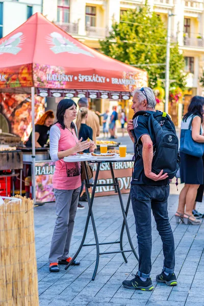 Czech Republic 2020年12月9日チェコ共和国のブルノでは ビール祭りが開催されています 通りの市場からいくつかのおいしい食べ物とビールを飲む 夏のパーティー — ストック写真