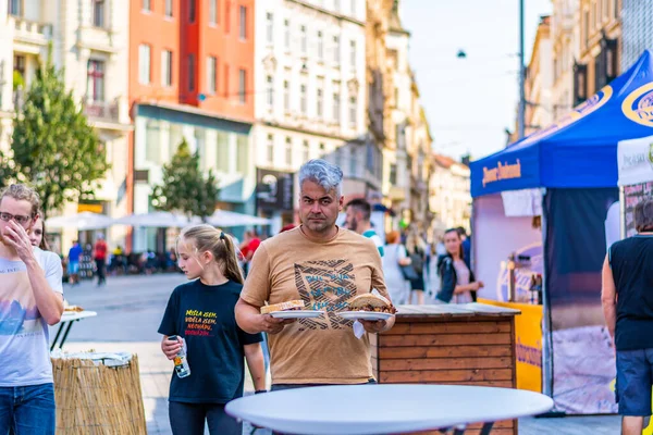 Brno, Çek Cumhuriyeti - 12.9.2020: İnsanlar Çek Cumhuriyeti 'nin Brno kentindeki bira kutlama festivalini ziyaret ediyorlar. Bira ve sokak pazarından lezzetli yiyecekler. Yaz partisi kutlaması.