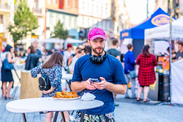 Brno, Çek Cumhuriyeti - 12.9.2020: İnsanlar Çek Cumhuriyeti 'nin Brno kentindeki bira kutlama festivalini ziyaret ediyorlar. Bira ve sokak pazarından lezzetli yiyecekler. Yaz partisi kutlaması.