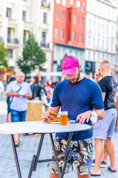 Brno, Çek Cumhuriyeti - 12.9.2020: İnsanlar Çek Cumhuriyeti 'nin Brno kentindeki bira kutlama festivalini ziyaret ediyorlar. Bira ve sokak pazarından lezzetli yiyecekler. Yaz partisi kutlaması.