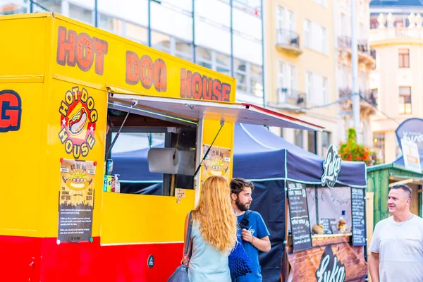 Brno, Çek Cumhuriyeti - 12.9.2020: İnsanlar Çek Cumhuriyeti 'nin Brno kentindeki bira kutlama festivalini ziyaret ediyorlar. Bira ve sokak pazarından lezzetli yiyecekler. Yaz partisi kutlaması.