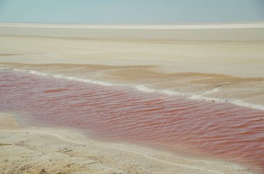 Büyük tuz gölü Chott el Djerid (Sciott Gerid ve Shott el Jerid). Sahra Çölü 'nün en büyük tuz tepsisi. Deniz seviyesinin altında. Sayısız fata morganas meydana gelir. Star Wars serileri için çekim yeri olarak kullanıldı. Doğa ve seyahat. Tunus