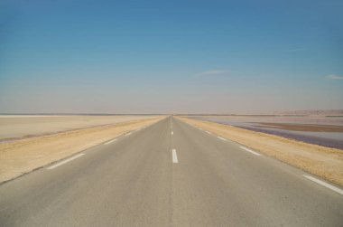 İnşa baraj kret yolda. Büyük Tuz Gölü Chott el Djerid. Sahra Çölü en büyük tuz pan. Deniz seviyesinin altında. Bir filme konum olarak diğerleri arasında Star Wars serisi için kullanıldı. Doğa ve seyahat. Tunus