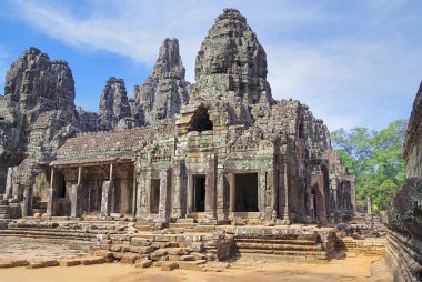 Bayon. Sakin ve gülümseyen taş-yüzlerine tapınak kuleleri. Angkor - Unesco Dünya Mirası sit alanı. Kamboçya, Siem Reap, Angkor Thom