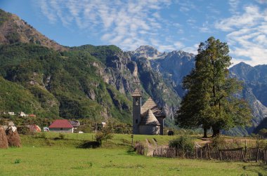 Katolik Kilisesi Theth. Arnavut Alpler (Prokletije veya lanetli dağlar). Sonbahar sırasında doğal yüksek arazi. Arnavutluk, Shkoder İlçesi, Theth Milli Parkı