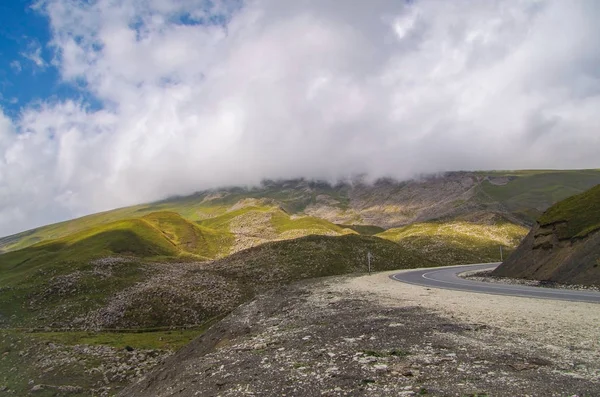 Horská Silnice Mraků Prázdné Silnice Ostrý Ohyb Kavkazu Příroda Cestování — Stock fotografie