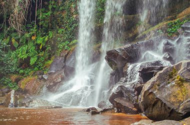 Şelale üzerinde Siem biçmek nehir. Phnom Kultur - Kamboçya, dağın zirvesine kutsal dağ Hindular ve Budistler için kutsal yer. Kamboçya, çevre Angkor, Phnom Kultur Milli Parkı