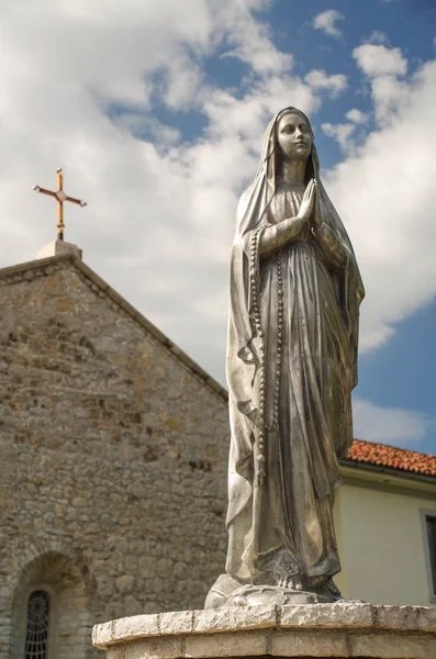 Vergine Maria Statua Sullo Sfondo Del Cielo Blu Chiesa Nostra — Foto Stock