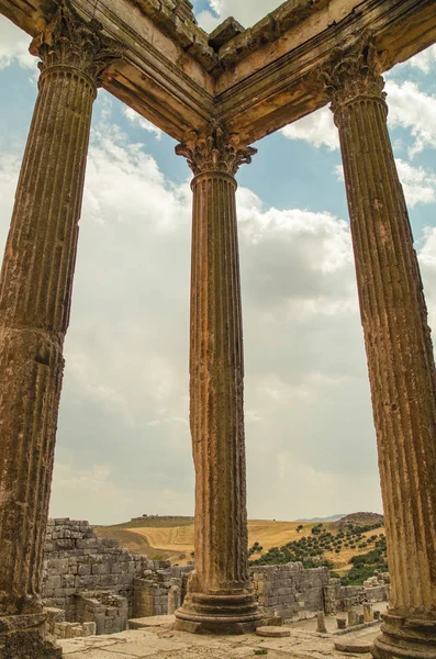 Columnas Entablamento Orden Corintia Ruinas Romanas Vista Desinhibida Las Llanuras — Foto de Stock