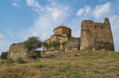 Jvari Manastırı kayalık dağın tepesinde duruyor. UNESCO Dünya Mirası. Georgia, Mtsheta-Mtianeti, Mtsheta yakınlarında