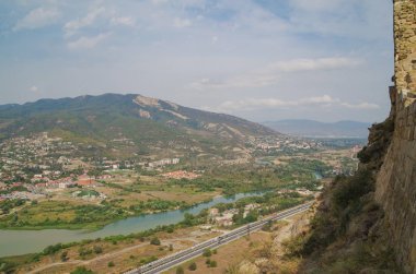 Rocky Dağları üzerinde Jvari Manastırı ayakta Aragvi nehirden güzel manzarasına. Georgia, Mtsheta-Mtianeti, Mtsheta